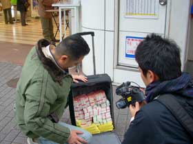 東京地区で買った年末ジャンボ宝くじを撮影するNHKスタッフ