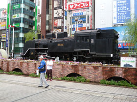 新橋駅前広場に鎮座する蒸気機関車