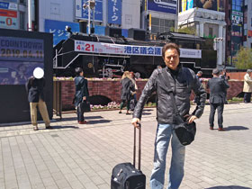 新橋駅前広場の蒸気機関車で記念撮影