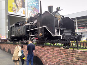 新橋駅前の広場にある蒸気機関車