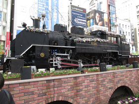 雪化粧したSL広場の蒸気機関車